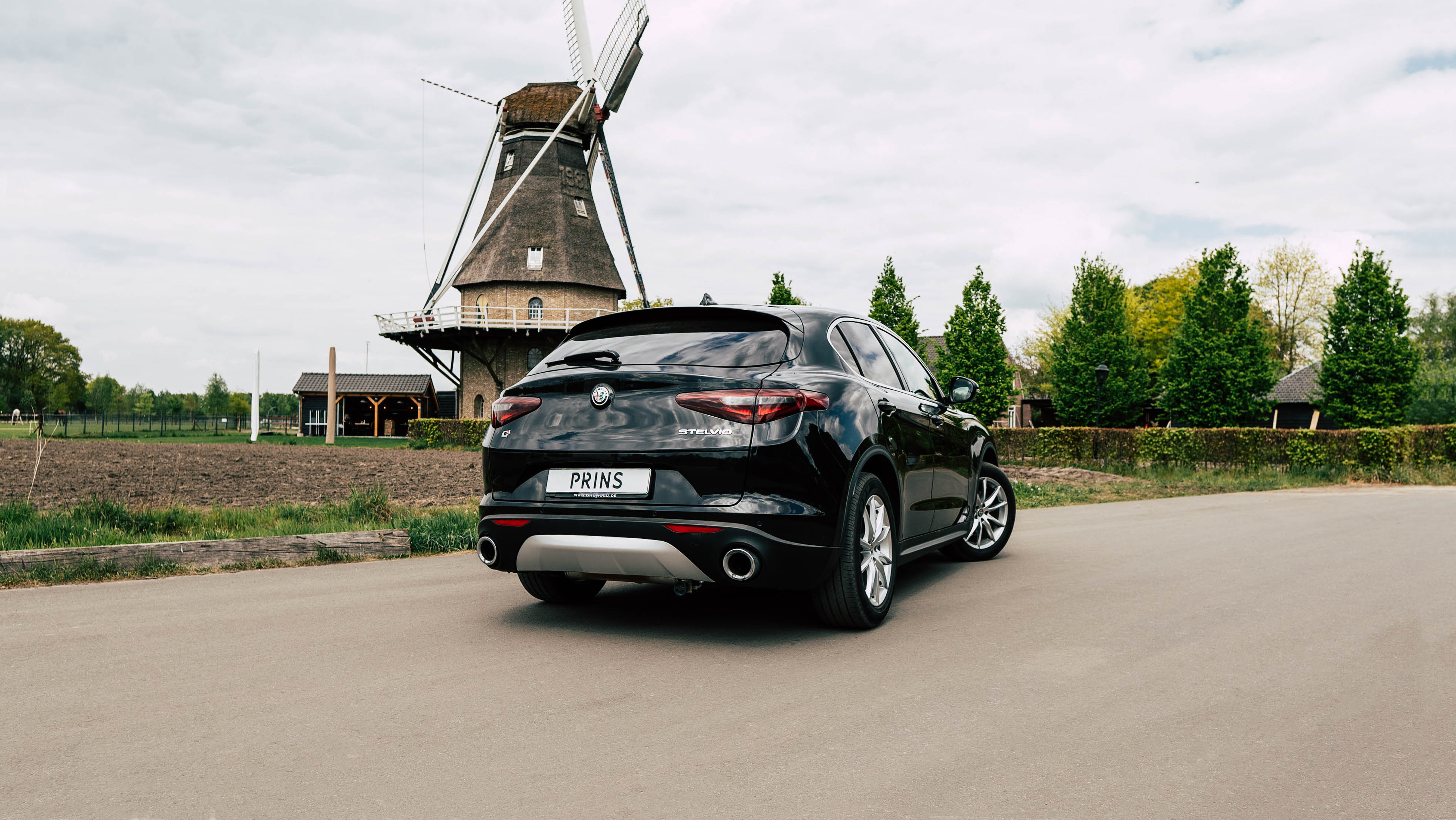 Alfa Stelvio - back